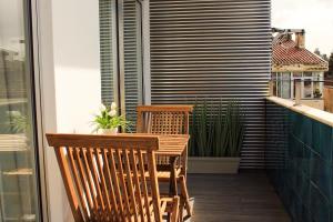 波尔图Apartamento da Lapa的阳台配有两把椅子和一张桌子