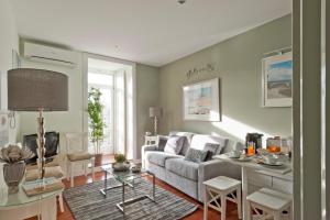 里斯本里斯本色彩白尔罗阿尔图公寓的客厅配有沙发和桌子