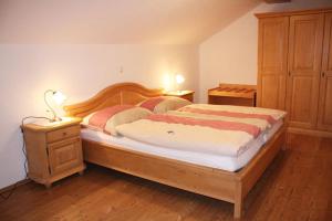 巴德米滕多夫堪哲乐霍夫酒店的一间卧室设有两张床和两张台灯。