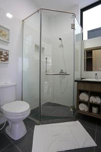 金边生态花园公寓式酒店的带淋浴、卫生间和盥洗盆的浴室