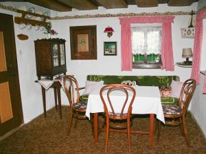 Reith内林度假屋的一间配备有白色桌椅的用餐室