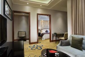 武汉武汉天禄华美达广场酒店的客厅配有沙发和1张床
