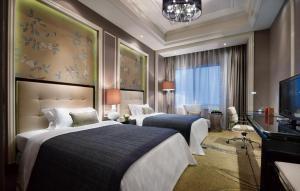 武汉武汉天禄华美达广场酒店的酒店客房设有两张床和电视。