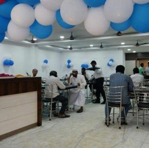 库姆巴科纳姆Hotel Chela的一群坐在桌上的气球室里的人