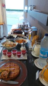 普洛戈德拉布艾德斯特瑞帕斯酒店的自助餐,餐桌上有许多不同类型的食物