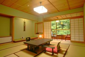 加贺山手香木酒店的一间客房内配有桌椅的房间