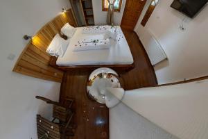 布达佩斯坎平恩&文迪嘉斯宾馆的船上的两张床