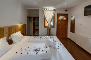 布达佩斯坎平恩&文迪嘉斯宾馆的一间卧室设有两张带玫瑰的床单