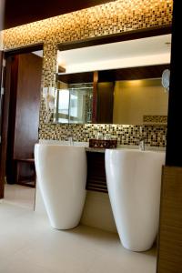 伊洛伊洛Skinetics Wellness Center Boutique Hotel的浴室设有2个白色水槽和镜子