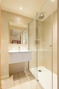 科洛布里埃Hotel Restaurant des Maures的一间带水槽和淋浴的浴室