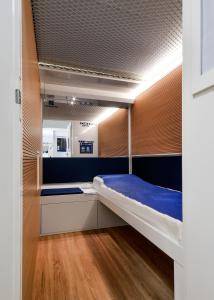 奥里奥阿塞里奥Resting Pods - ZZZleepandGo BGY Airport的一间卧室配有双层床,铺有木地板
