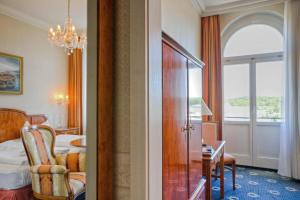黑灵斯多夫SEETELHOTEL Villa Esplanade mit Aurora的酒店客房设有一张床铺、一张桌子和一间卧室。