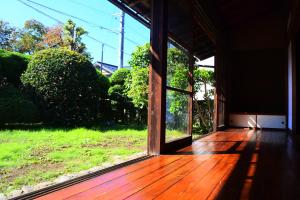 Tsuru 密邻旅馆的享有庭院景致的开放式门廊