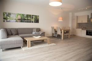 吕本Spreehaus-Apartments的客厅配有沙发和桌子
