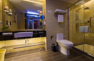 深圳中天美景大酒店(宝安国际机场西乡地铁站店)的一间浴室