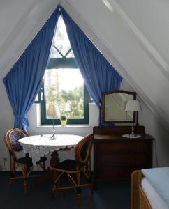 斯匹科罗格FH Austernfischer I/Nr. 1的一间卧室配有桌椅和窗户。