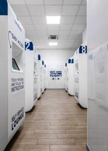 奥里奥阿塞里奥Resting Pods - ZZZleepandGo BGY Airport的一间房间里一排白色厕所