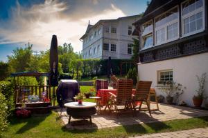 萨斯尼茨弗里恩沃奈根艾姆自然公园酒店的一个带桌椅的庭院和一座建筑