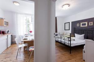 柏林Elegantes 2-Zimmer-Apartment im Kiez von Prenzlauer Berg的一间厨房和一间带一张床的卧室