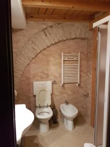 巴列塔Il Purgatorio的一间带卫生间和水槽的浴室