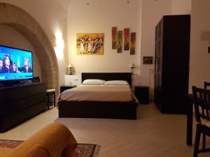 巴列塔Il Purgatorio的一间卧室配有一张床和一台平面电视