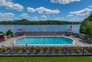 普莱西德湖高峰度假酒店的一座带湖泊的游泳池
