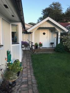 卡尔斯港Badstugan的一辆自行车停在房子前面