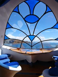 科帕卡巴纳Hostal Las Olas的浴室设有彩色玻璃窗和桌子