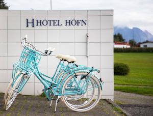 霍芬赫本酒店的一辆停在Horkun酒店前的蓝色自行车