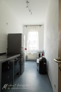 菲尔特Smart and Happy Living Fürth的厨房配有不锈钢冰箱和窗户