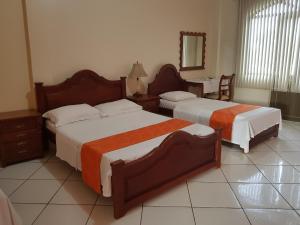 塔巴廷加塔卡纳酒店的酒店客房,设有两张床和镜子