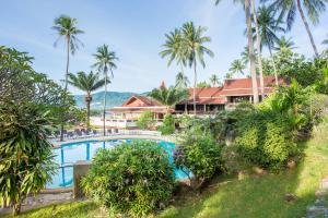 查汶诺瓦苏梅岛度假酒店的享有度假村的空中景致,设有游泳池和棕榈树