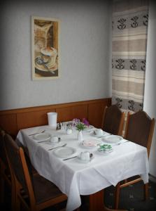 威斯巴登阿丽娜酒店的一张桌子上放着白色桌布