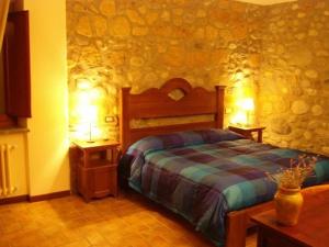 奥维多西奥科利塔农庄酒店的一间卧室配有床和2个床头柜