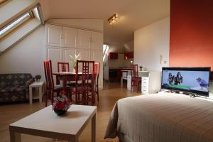 索非亚Guest Rooms Stay Nexus的一间卧室配有一张床铺和一张桌子,还设有一间厨房
