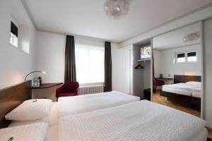 Berg班霍夫旅馆的酒店客房,设有两张床和镜子