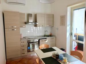 罗马特纳利夫岛罗马套房公寓的一个带桌子和台面的小厨房