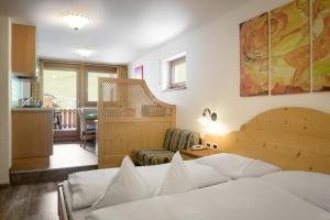 科尔福索西里奥格尔尼酒店的一间卧室设有一张床和一间客厅。