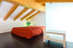 阿科Appartamenti Segantini的卧室配有1张床和1张白色桌子