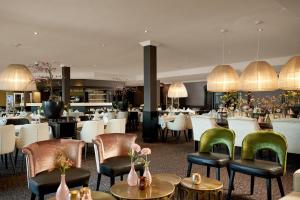 拿撒勒拿撒勒 - 根特凡德瓦克酒店的一间带桌椅的用餐室和一间餐厅