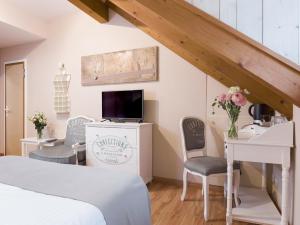 日内瓦卡鲁日社区酒店的卧室配有一张床、一张桌子和椅子