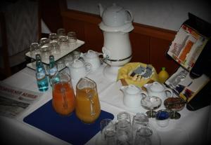 威斯巴登阿丽娜酒店的桌子上放着眼镜和饮料