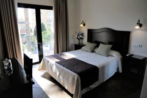 多列毛利诺斯蒙特马尔阿科斯酒店的一间卧室设有一张床和一个大窗户