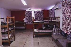 里约热内卢Central Hostel的带三张双层床和一张沙发的房间