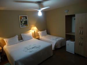巴拉韦利亚Hotel Mirante的酒店客房,配有两张带白色床单的床