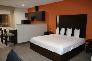 Scottish Inn & Suites - IAH Airport客房内的一张或多张床位