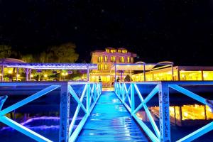 萨潘贾拉尔酒店的夜晚在水体上方的蓝色桥梁