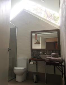 邓斯伯勒顿斯布鲁里奇度假屋的一间带水槽、卫生间和镜子的浴室