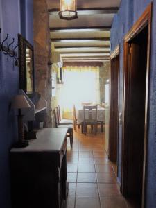 PaúlsLa Remulla的一间厨房和带蓝色墙壁及桌子的用餐室