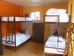 加德满都安第斯之家旅舍的一间设有三张双层床的客房